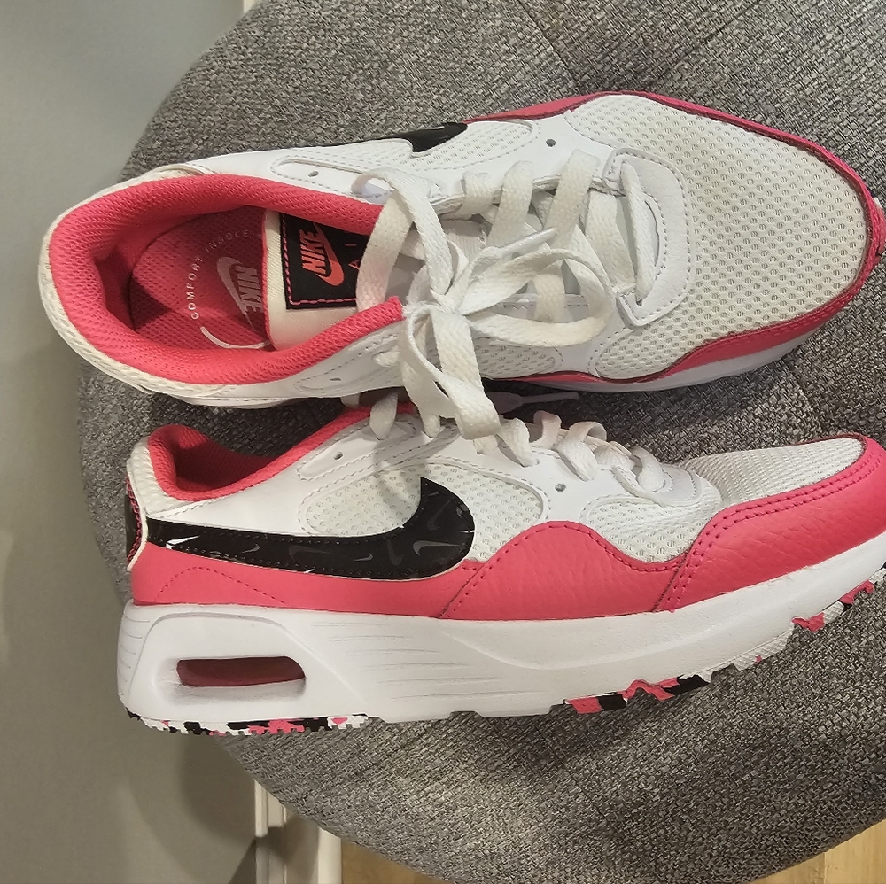 Size 6 Nike Air (Pink/White)